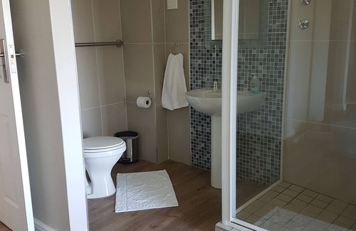 Berea Bed & Breakfast | Riverview Guesthouse: Highly Rated Stay with Pool & Breakfast