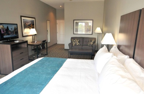 Rockford Hotel | Comfortable Riverview Inn & Suites with Family-Friendly Amenities