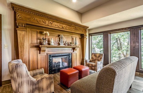 Rockford Hotel | Comfortable Riverview Inn & Suites with Family-Friendly Amenities