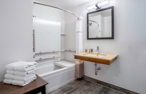 Rockford Hotel | Comfortable Riverview Inn & Suites with Family-Friendly Amenities