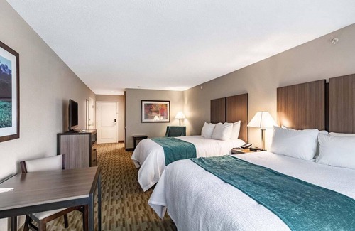 Rockford Hotel | Comfortable Riverview Inn & Suites with Family-Friendly Amenities