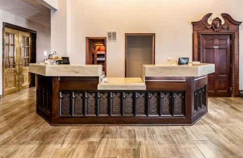 Rockford Hotel | Pet-Friendly Riverview Inn & Suites with Pool Access