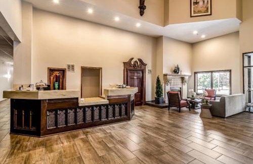 Rockford Hotel | Pet-Friendly Riverview Inn & Suites with Pool Access