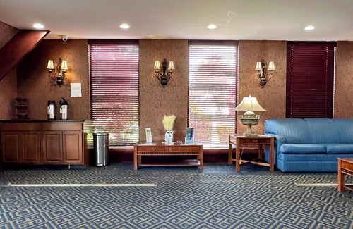 Somerset Hotel | Comfortable Stay at Riverview Inn with Pool & Spa Access