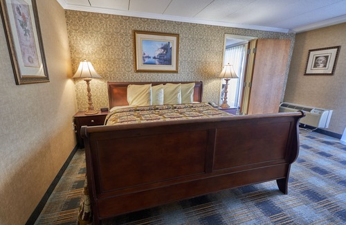 Somerset Hotel | Comfortable Stay at Riverview Inn with Pool & Spa Access