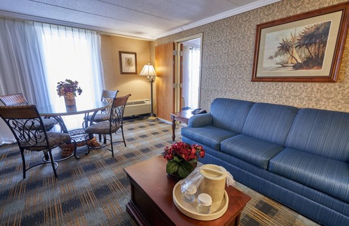 Somerset Hotel | Comfortable Stay at Riverview Inn with Pool & Spa Access
