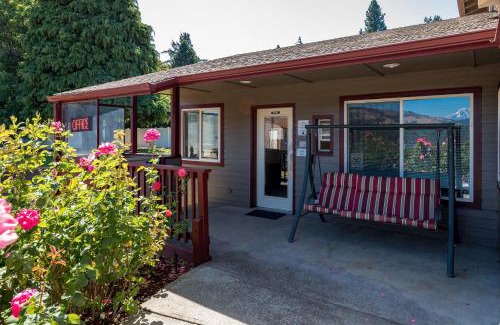 Hood River Hotel | Riverview Lodge: Pet-Friendly Haven with Ocean Views