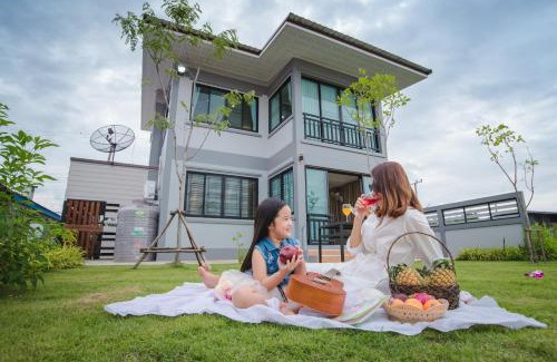 Uthai Thani House | Riverview Loft House: Family-Friendly Retreat with Kitchen