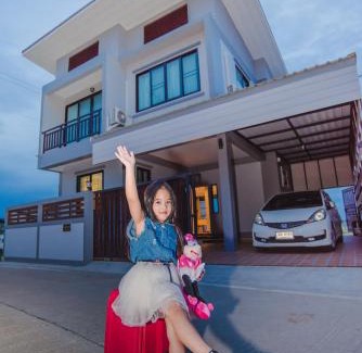 Uthai Thani House | Riverview Loft House: Family-Friendly Retreat with Kitchen
