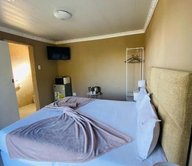 Mamaolo Bed & Breakfast | Riverview Pool Resort and Lodge