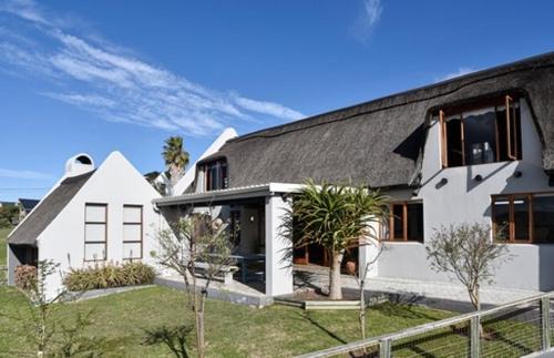 Still Bay House | Riverview: Family-Friendly Retreat by the Waterfront