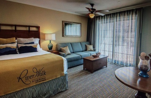 Lincoln Resort | Cozy Riverwalk at Loon Studio with Kitchenette & Pool