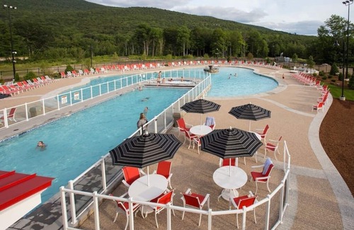 Lincoln Resort | Cozy Riverwalk at Loon Studio with Kitchenette & Pool
