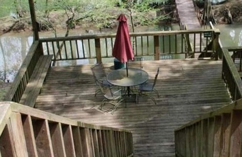 Broken Bow Cabin | Riverside Retreat: Scenic Views & Family-Friendly Comfort