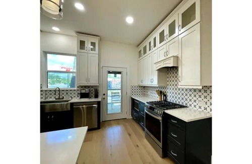 Mahncke Park House | Riverwalk Pearl: Explore Zoo & Museums with Pool Access