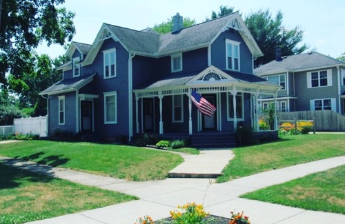 Niles House | 9.8 Rated Riverwalk Retreat: Pet-Friendly Victorian Escape