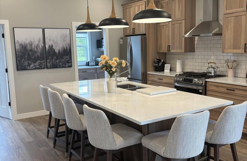 Duluth House | RiverWest Rivers Edge on the River - Brand New - Hot Tub