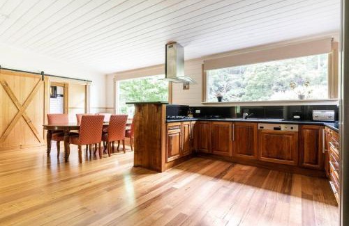 East Warburton House | Riverwood Cottage, accessible accommodation