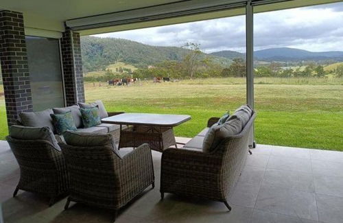 Monkerai Resort | Pet-Friendly Riverwood Downs with Pool & Breakfast Options