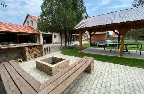 Abadszalok House | Riviéra Apartmanok: Family-Friendly Retreat with Pool & Hot Tub
