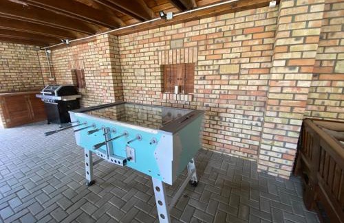 Abadszalok House | Riviéra Apartmanok: Family-Friendly Retreat with Pool & Hot Tub
