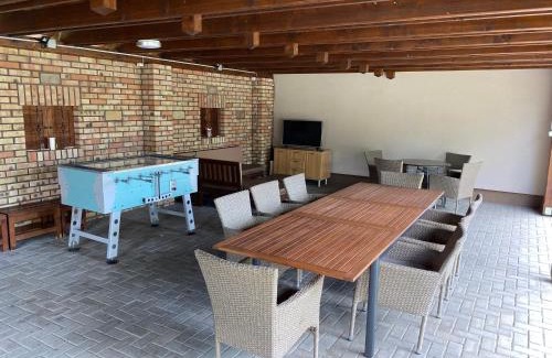 Abadszalok House | Riviéra Apartmanok: Family-Friendly Retreat with Pool & Hot Tub