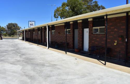 Deniliquin Hotel | Family-Friendly Riviana Motel with Pool and Breakfast Options