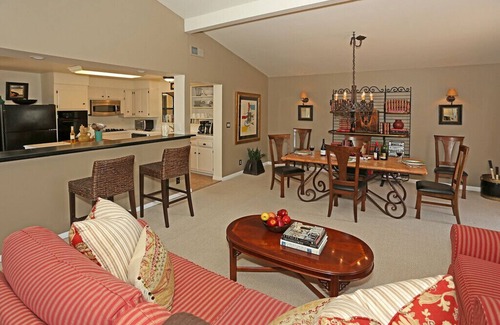 Riviera House | Enchanting Riviera Canyon: Romantic Views & Poolside Bliss