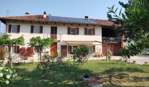 Monchiero House | Elegant Riviera delle Langhe Wine Country House with Pool