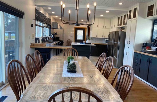 West Nipissing Cottage | Riviera Lodge - Renovated Waterfront Retreat with Ocean Views