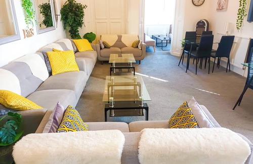 Torquay City Centre House | Spacious Riviera Retreat with Pool & Games Room in Torquay