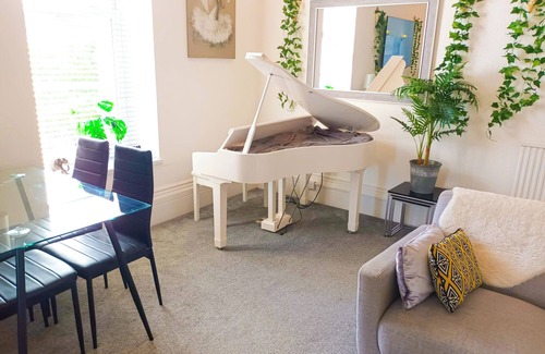 Torquay City Centre House | Spacious Riviera Retreat with Pool & Games Room in Torquay