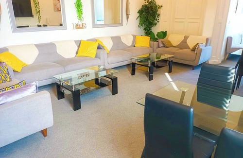 Torquay City Centre House | Spacious Riviera Retreat with Pool & Games Room in Torquay