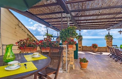 Borgio Verezzi Villa | Elegant Villa L'Orizzonte: Family-Friendly with Kitchen