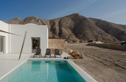 Perissa Hotel | Unwind at Rizes Santorini: Guest Rated 9.8, Oceanfront Bliss