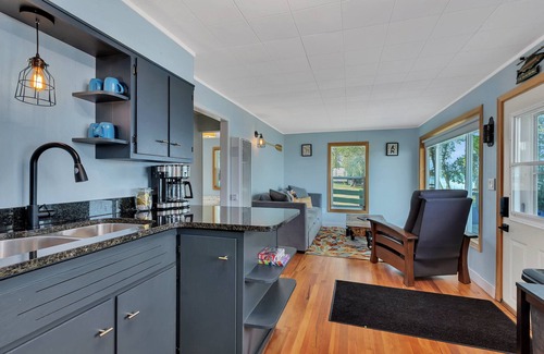 Osakis Villa | Relaxing Rizzy's on the Lake: 4-Star Oceanfront Retreat