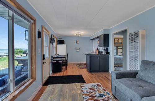 Osakis Villa | Relaxing Rizzy's on the Lake: 4-Star Oceanfront Retreat