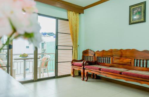 Nanai Road House | Discover RK Guesthouse: Family-Friendly with Dining & Breakfast