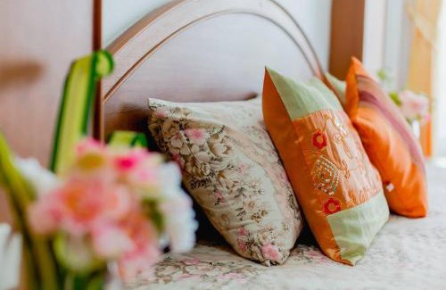 Nanai Road House | Discover RK Guesthouse: Family-Friendly with Dining & Breakfast