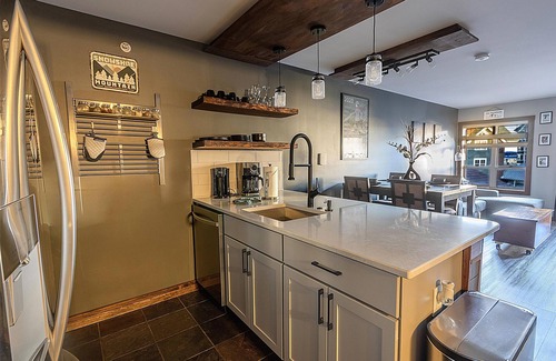 Snowshoe Condo | Experience Village Views at RL 419 - Guest Rated 10/10!