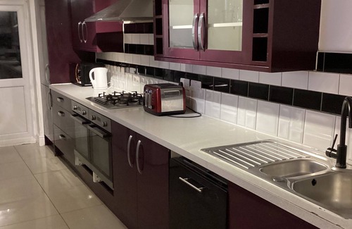 River House | RM9| 4 bedrooms, 2 bathrooms, 2 living rooms sleeps 10, Free Wi-Fi, Free parking