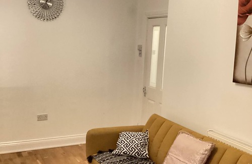 River House | RM9| 4 bedrooms, 2 bathrooms, 2 living rooms sleeps 10, Free Wi-Fi, Free parking