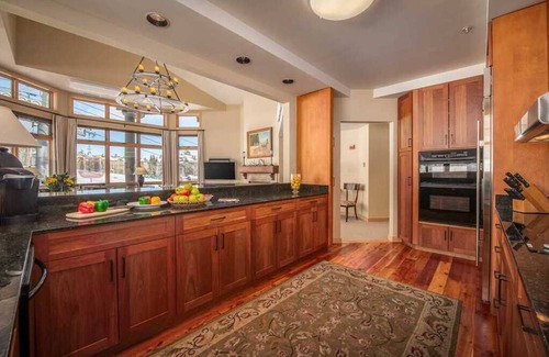 Wilson Condo | Unforgettable Ski In/Out Stay at Cody House - Gondola Base