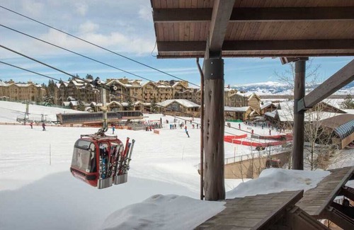 Wilson Condo | Unforgettable Ski In/Out Stay at Cody House - Gondola Base