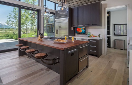 Wilson House | Discover RMR: Western Style Retreat with Spa & Kitchen