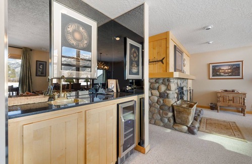 Moose Wilson Road House | Scenic 3 BR Greyling TH with Loft & Spa Amenities