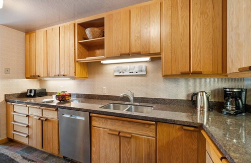 Moose Wilson Road House | Scenic 3 BR Greyling TH with Loft & Spa Amenities