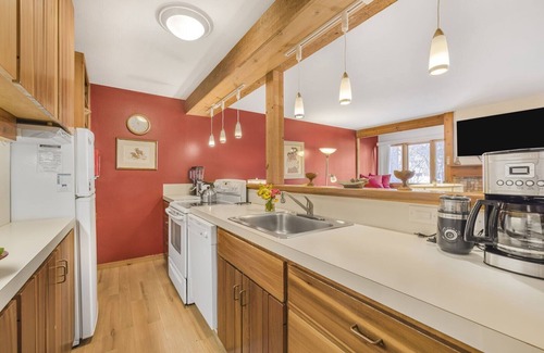 Moose Wilson Road Condo | RMR: Ground Level 1 BR with Spa & Breakfast Amenities