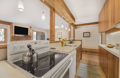Moose Wilson Road Condo | RMR: Ground Level 1 BR with Spa & Breakfast Amenities