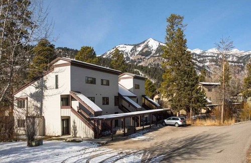 Moose Wilson Road Condo | Exceptional 2BR Condo in Desirable Berry Patch - Rated 9.8